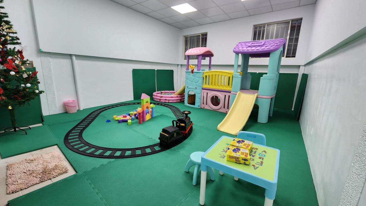 花蓮包棟彩色窩民宿 溜滑梯 烤肉唱歌 電動麻將 近東大門 Hualien Extérieur photo