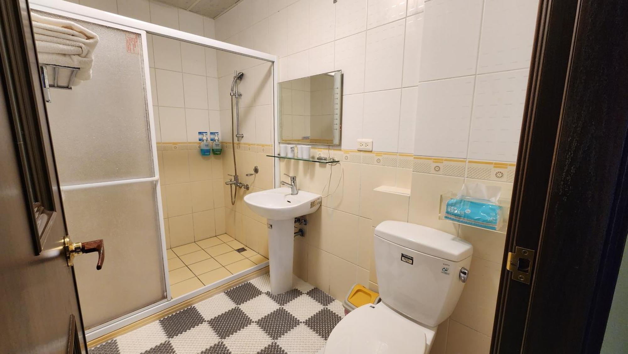 花蓮包棟彩色窩民宿 溜滑梯 烤肉唱歌 電動麻將 近東大門 Hualien Chambre photo